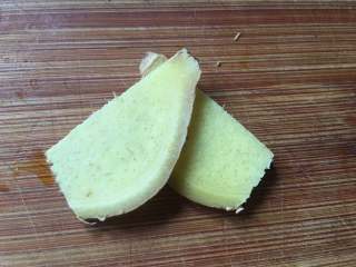 3、糖水鸡蛋,生姜切两片