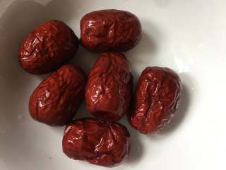 4、糖水鸡蛋,红枣清洗干净