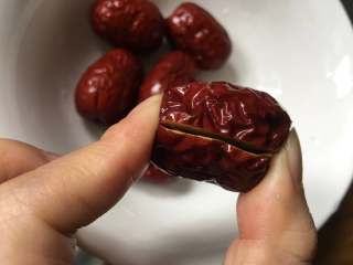 5、糖水鸡蛋,红枣划两刀，这样更入味哦，要不然短时间煮红枣不容易烂