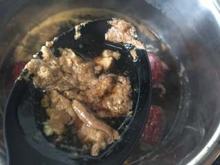 11、糖水鸡蛋,这个时候鸡蛋容易有泡沫。捞去它，然后煮至鸡蛋成熟即可，喜欢嫩的就是少煮一会儿