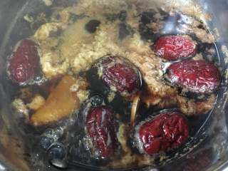 10、糖水鸡蛋,关最小火，打入鸡蛋