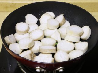 4、酱烧杏鲍菇,将杏鲍菇倒入锅中翻炒