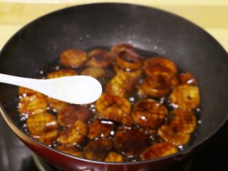 7、酱烧杏鲍菇,加入少许盐调味