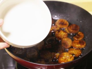 8、酱烧杏鲍菇,倒入水淀粉勾芡,待料汁浓稠时即可出锅