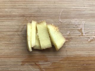 4、暖心快手汤，西红柿金针菇肥牛汤,姜切片。