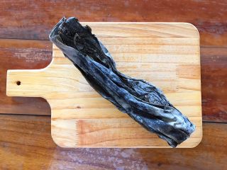 1、超简单的蒜蓉凉拌盐渍海带,首先我们来区分一下，这个是干海带！