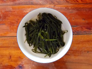 4、超简单的蒜蓉凉拌盐渍海带,好了，切好了！