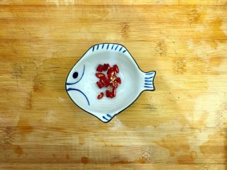 6、超简单的蒜蓉凉拌盐渍海带,小红辣椒切碎，备用！