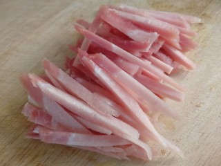 3、青椒炒肉丝,再切丝。(冻过的肉比较好切)