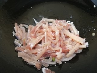 7、青椒炒肉丝,热锅凉油,不等油热放入肉丝翻炒。