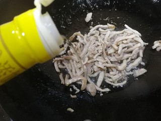 9、青椒炒肉丝,加料酒,文火翻炒均匀去腥。