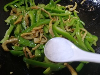15、青椒炒肉丝,加一小勺盐调味,文火炒匀。