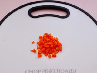 3、海虾时蔬双米粥（宝宝辅食）,把胡萝卜洗净后，用刀切成小丁。