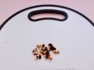 4、海虾时蔬双米粥（宝宝辅食）,干香菇提前浸泡好后，用刀切成小丁。