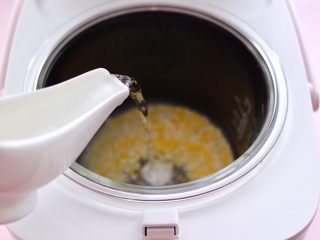 10、海虾时蔬双米粥（宝宝辅食）,这个时候根据食材的比例，加入适量的纯净水。