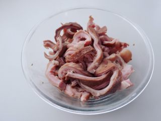 1、经典潮汕菜｜咸菜猪肚汤,锅里加水煮猪肚，去血水，至猪肚成形，表面颜色改变，捞出切成条状。