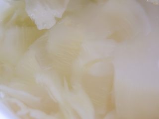 2、经典潮汕菜｜咸菜猪肚汤,咸菜切好浸泡在水里备用。