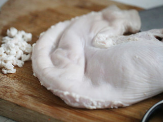 1、胡椒猪肚鸡,猪肚翻过来，用刀刮一遍，然后用面粉搓洗冲干净，重复三轮，再用盐搓洗一轮，然后翻回来用盐搓洗一轮，剪掉脂肪，再里外冲洗一遍待用；