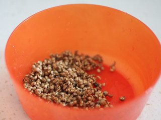 2、胡椒猪肚鸡,白胡椒洗一下拍碎；