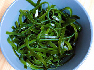 2、冬瓜海带汤,准备好海带丝。