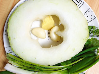 3、冬瓜海带汤,再准备好冬瓜，葱姜蒜，香菜。