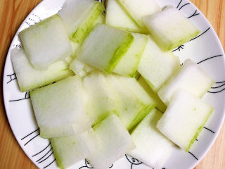 4、冬瓜海带汤,冬瓜切片待用。