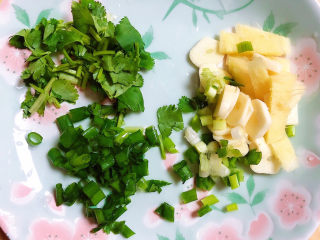 5、冬瓜海带汤,配菜切好待用。