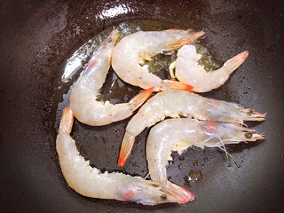 6、冬瓜海带汤,锅中倒入油，加热至五成热，放入大虾煎至焦黄。