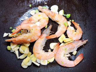 7、冬瓜海带汤,大虾翻面，放入葱姜蒜爆香。