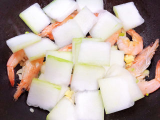 8、冬瓜海带汤,再放入冬瓜片。