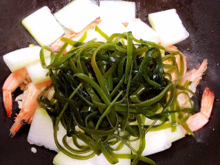 9、冬瓜海带汤,放入海带丝。