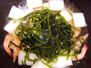 10、冬瓜海带汤,加入水，烧开锅。