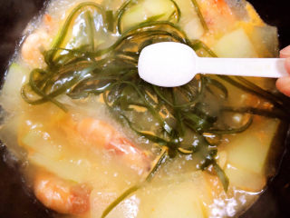 11、冬瓜海带汤,加入盐。