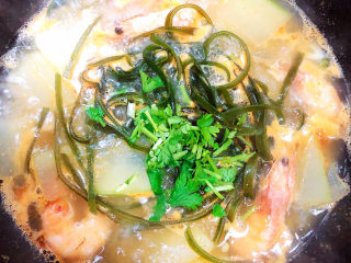 14、冬瓜海带汤,撒上香菜末。