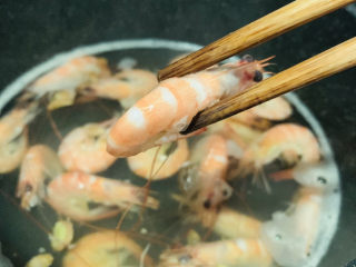 6、虾仁豆腐羹,虾焯水，捞起