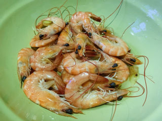 7、虾仁豆腐羹,盛碗里