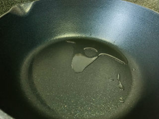 11、虾仁豆腐羹,锅热油