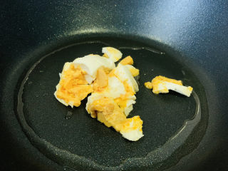 12、虾仁豆腐羹,加入咸蛋