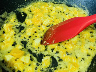 13、虾仁豆腐羹,中火，不断翻炒