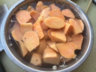 1、拔丝地瓜,用水浸泡一会 泡出其中的淀粉 秉承着不浪费水资源的原则 我是直接用第三次洗金针菇的泡15分钟左右 