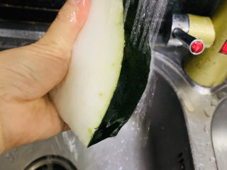 5、海带冬瓜汤,冬瓜取一部分，洗净；