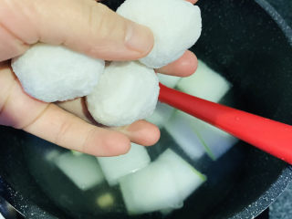 9、海带冬瓜汤,同时加入鱼丸；