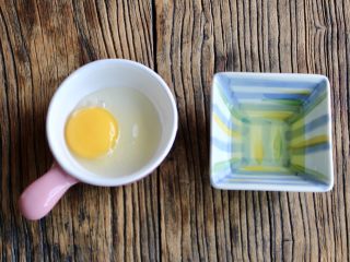 2、肥牛窝蛋砂锅,一个鸡蛋，取一半蛋清