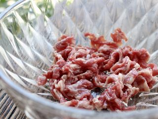 4、肥牛窝蛋砂锅,肥牛撕碎