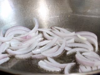 9、肥牛窝蛋砂锅,洋葱炒香