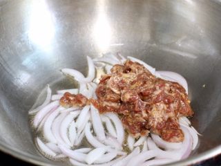 10、肥牛窝蛋砂锅,放入腌制好的肥牛，翻炒一下