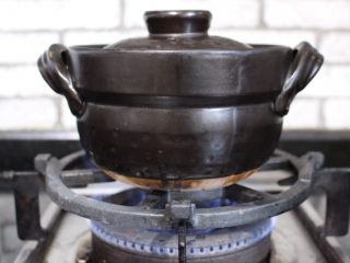 15、肥牛窝蛋砂锅,盖上锅盖，上锅焖5，6分钟。离火先不要揭盖，再焖一会