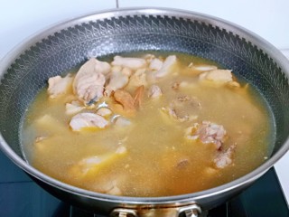 3、白萝卜汽锅鸡,烧开后大火煮3分钟，捞出冷水冲洗干净备用。