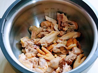 5、白萝卜汽锅鸡,首先将鸡块放入汽锅中。