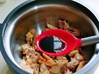7、白萝卜汽锅鸡,再加入生抽。(不喜欢的可以不加)